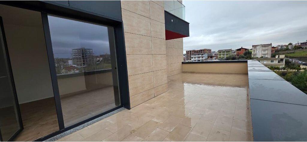 SHITET APARTAMENT 2+1+2 ME VERANDË – PASKUQAN!