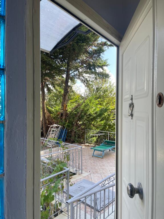 APARTAMENT 1+1 ME VERANDE 30m2+ 2 VENDE PARKIMI