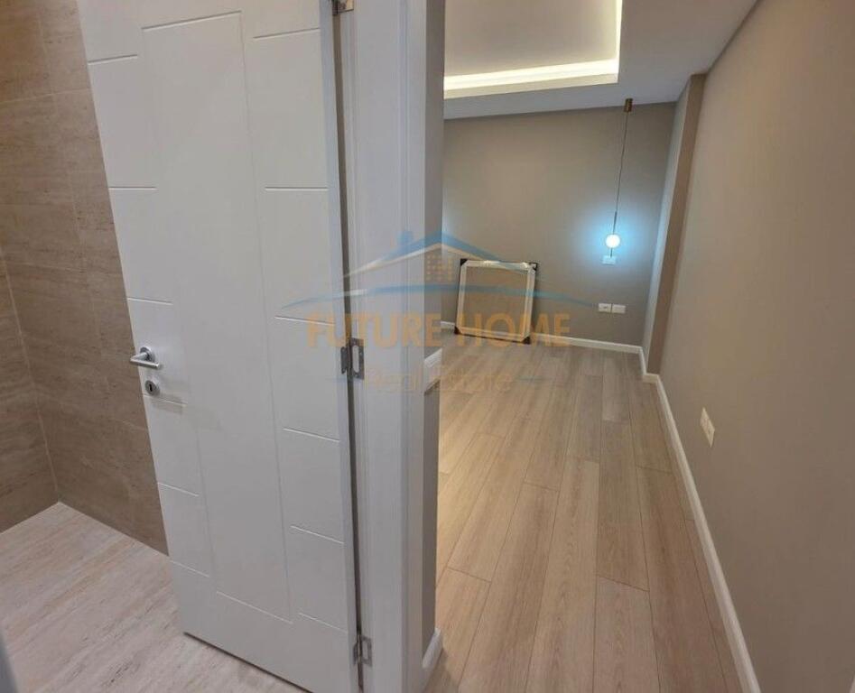 In vendita, appartamento 2+1+2 con veranda, presso l'ex Esposizione, Tirana