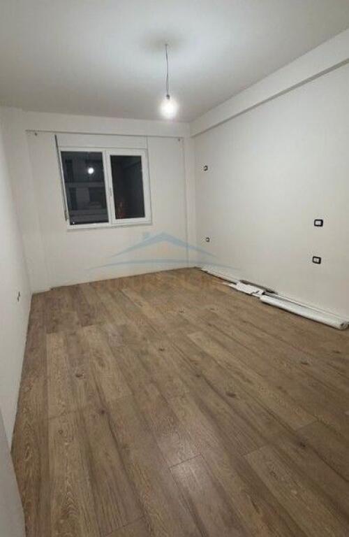 Office space for rent at Komuna e Parisit