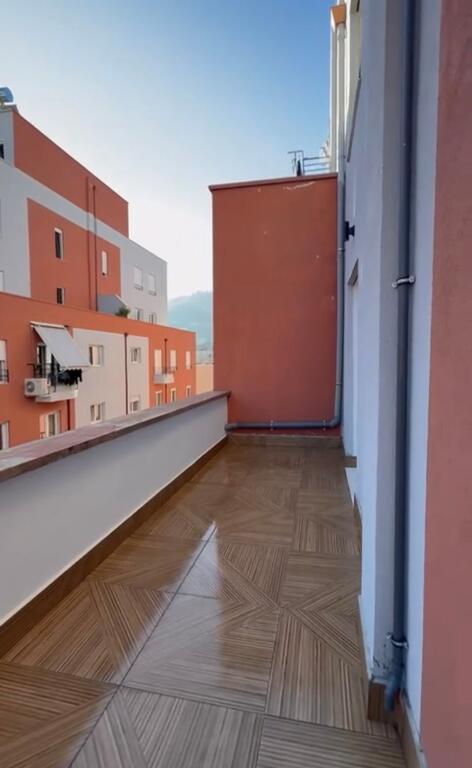 Jepet me qira 2+1+1 XHAMIA SELITE 550 mije leke