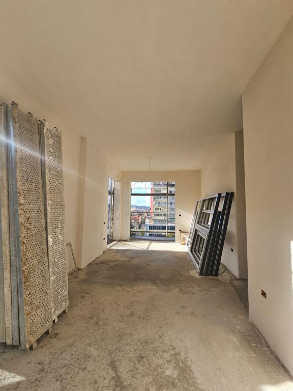 Shitet 2+1+2wc &amp; Ballkon + post parkimi  📍 Fusha e Aviacionit *( 170.000 Euro )* - Laprake | Ne Fazë Ndërtimi mbaron per 7 muaj. Kati 4
