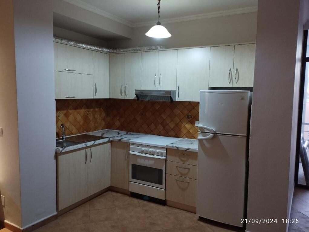 Jepet me qera apartament 2+1 te Rruga e Kavajes prane qendres Globe.