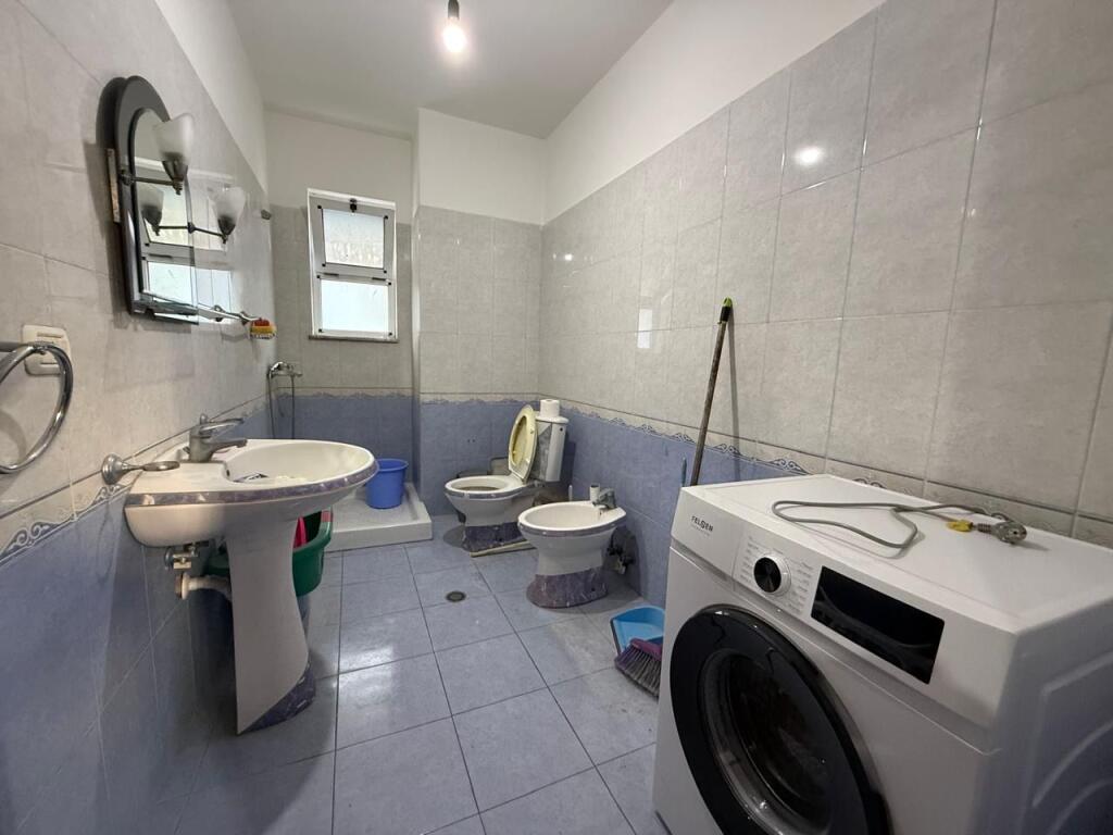 Apartament 2+1 per qira te Nen Kalimi i Komunes se Parisit