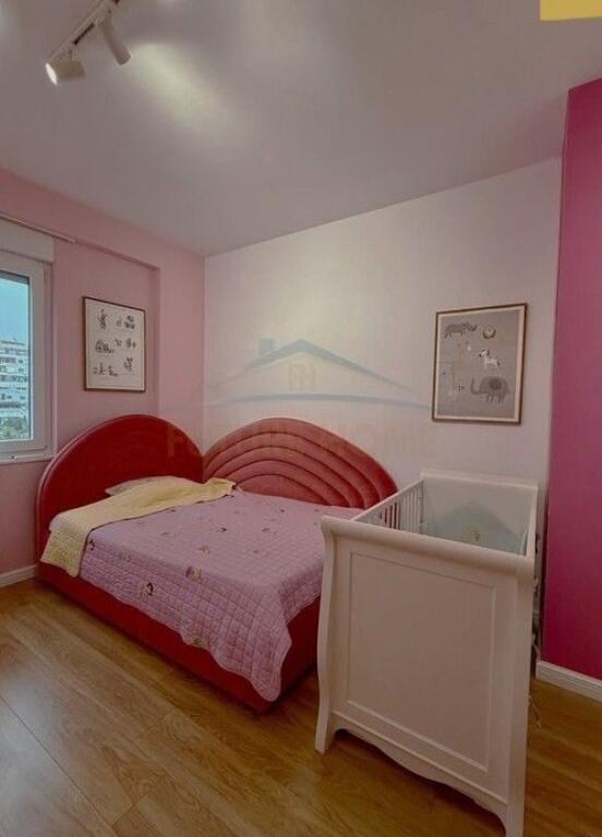 Shitet, Apartament 2+1+2, Rruga e Barrikadave, Tiranë