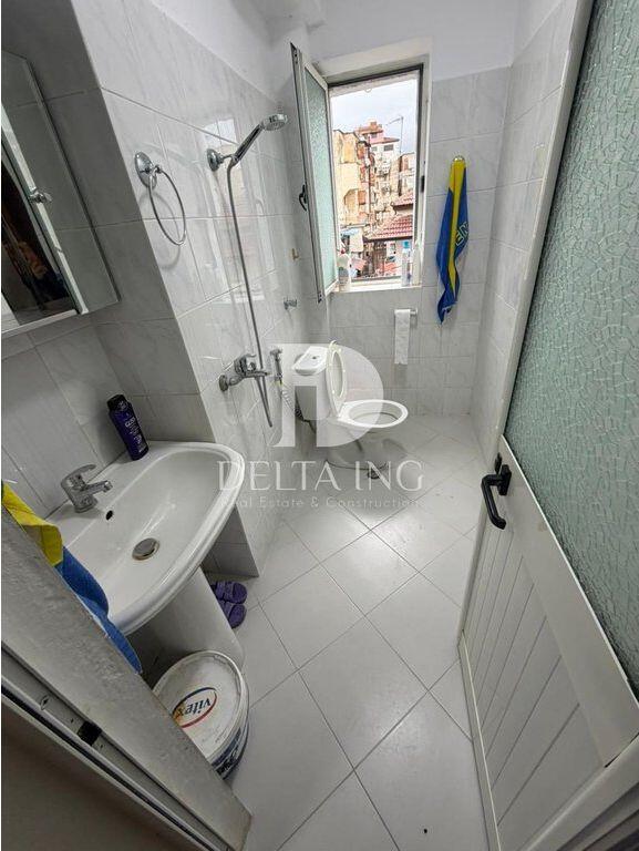 Vendesi in vendita 1+1 situato di fronte alla Scuola Unita