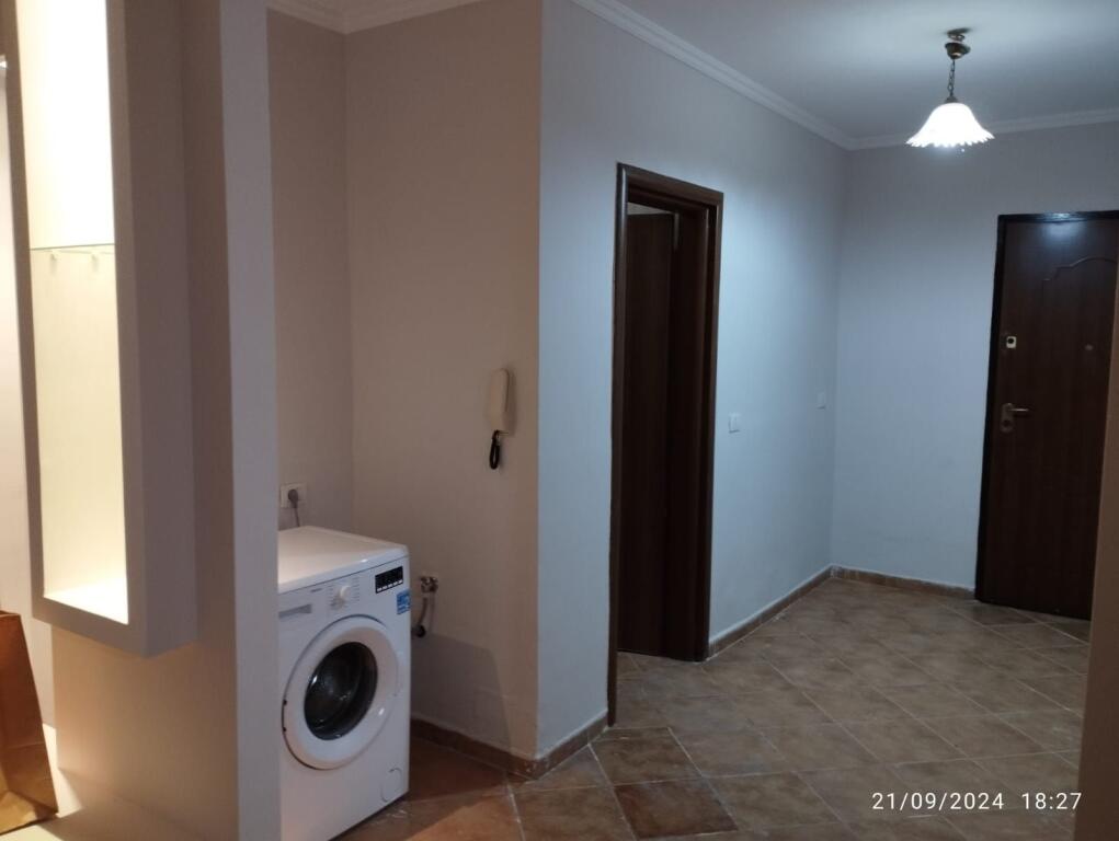 Jepet me qera apartament 2+1 te Rruga e Kavajes prane qendres Globe.