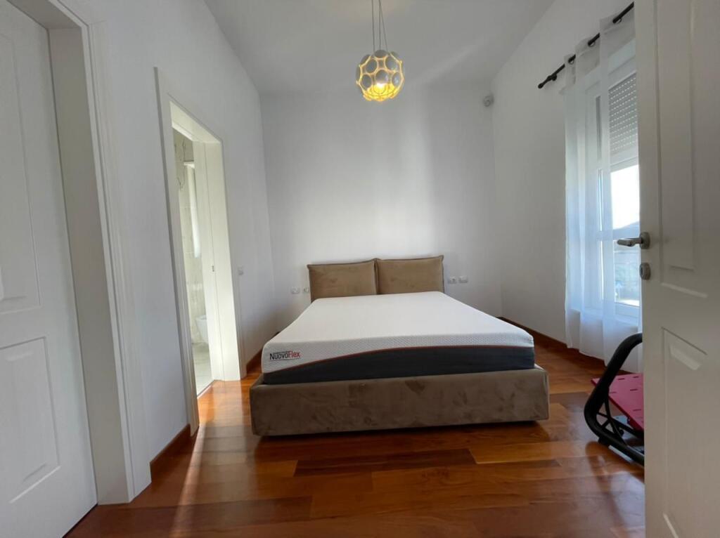 🏡 Rolling Hills Residence – Vilë me Qira, pranë TEG 🌿