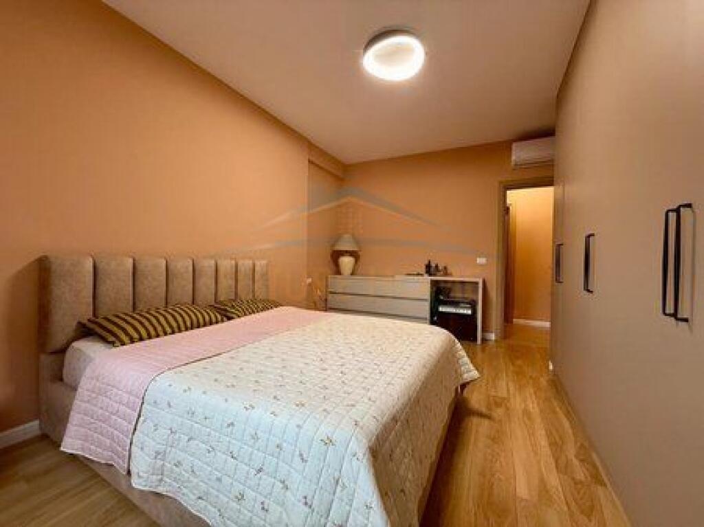 Shitet, Apartament 2+1, Rruga e Barrikadave, Tiranë