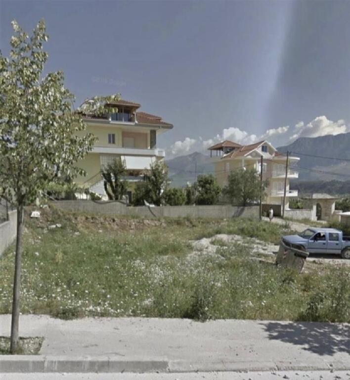 Tokë Ndërtimi Kryesore për Shitje në Gjirokastër – Zona Buffer e Trashëgimisë UNESCO.