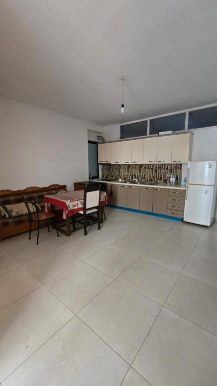 Affittasi appartamento 2+1 presso Unaza e Re vicino all'Hotel Marinaj