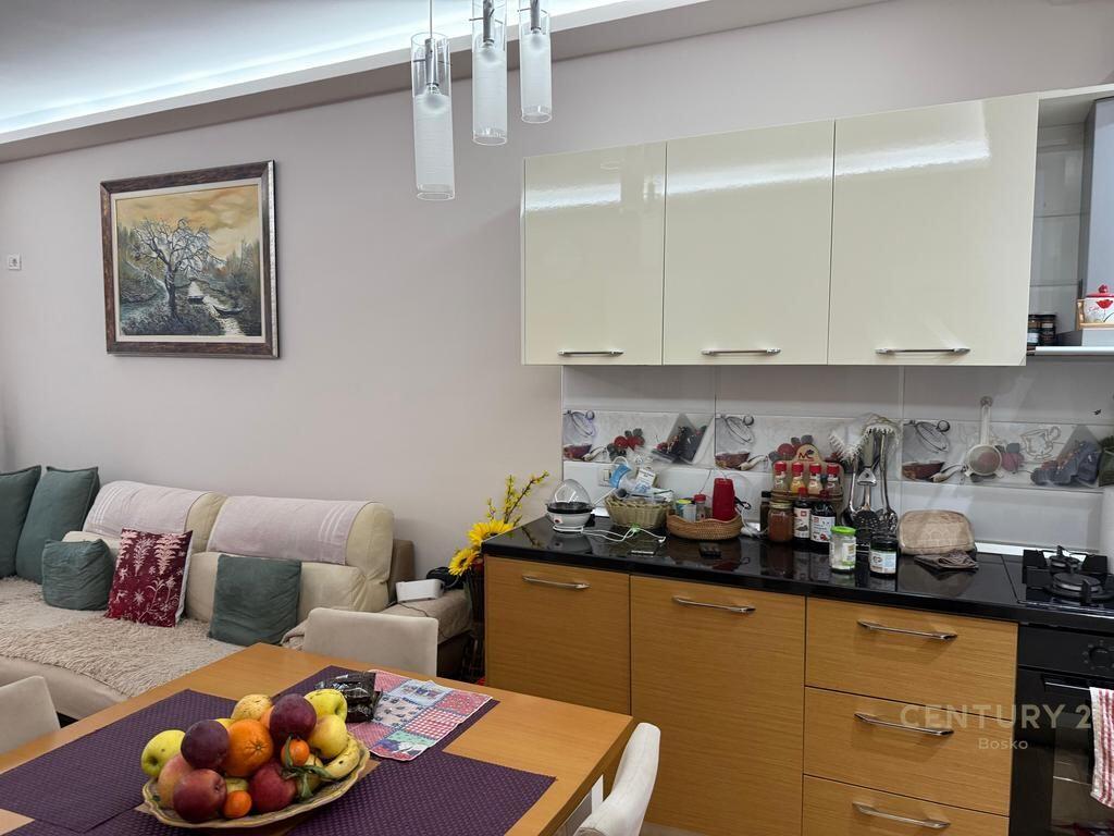 Shitet apartament 2+1 në Astir, pranë Bar Artistit