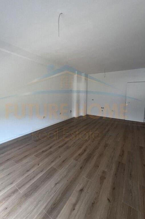 Shitet, Apartament 2+1+Verande, Unaza e Re.