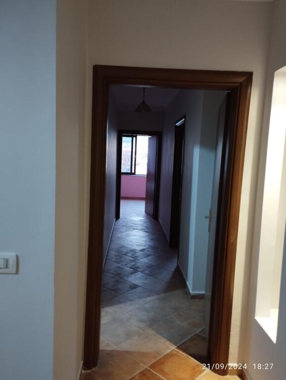 Jepet me qera apartament 2+1 te Rruga e Kavajes prane qendres Globe.