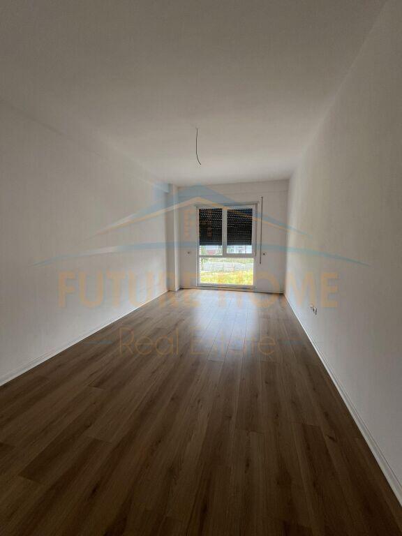 Shitet, Apartament 2+1+Verande, Unaza e Re.