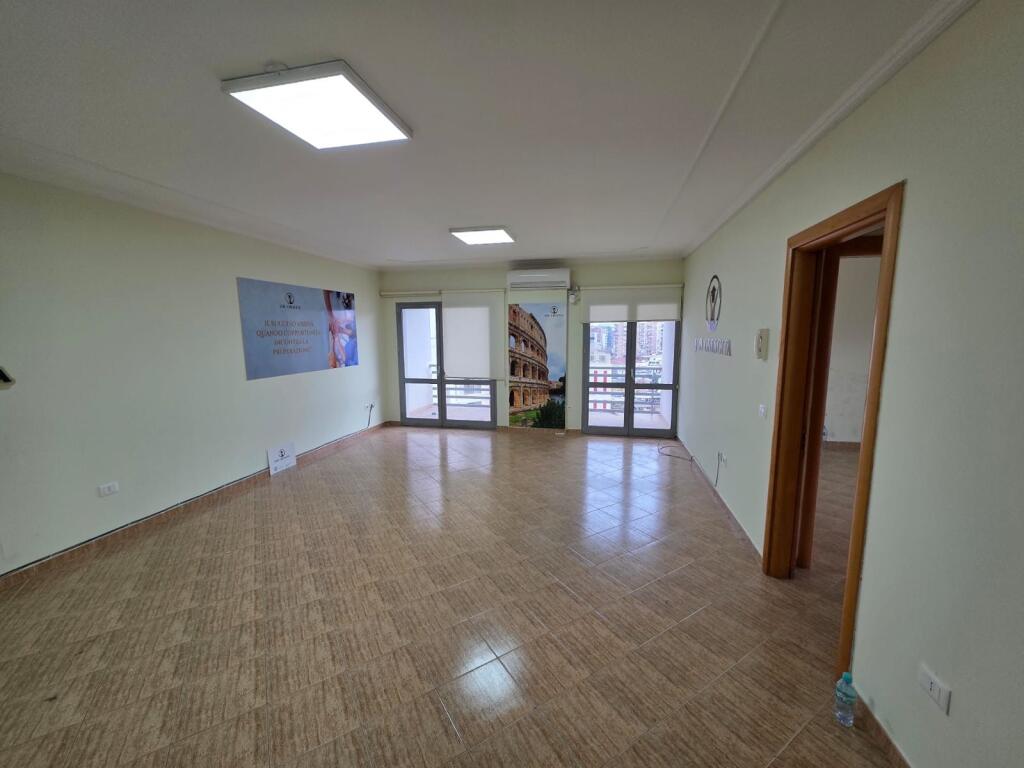 Affittasi Locale per Ufficio 2+1+2 Bagni + 1 Balcone