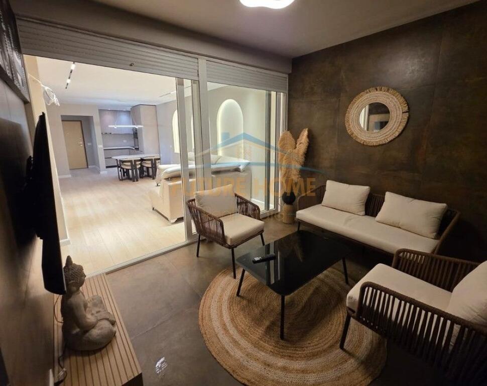 In vendita, appartamento 2+1+2 con veranda, presso l'ex Esposizione, Tirana