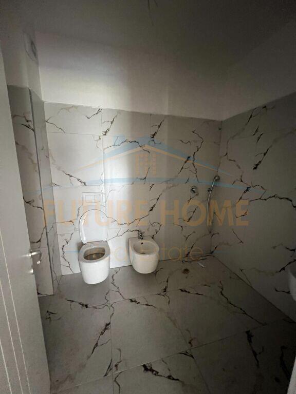 Shitet, Apartament 2+1+Verande, Unaza e Re.