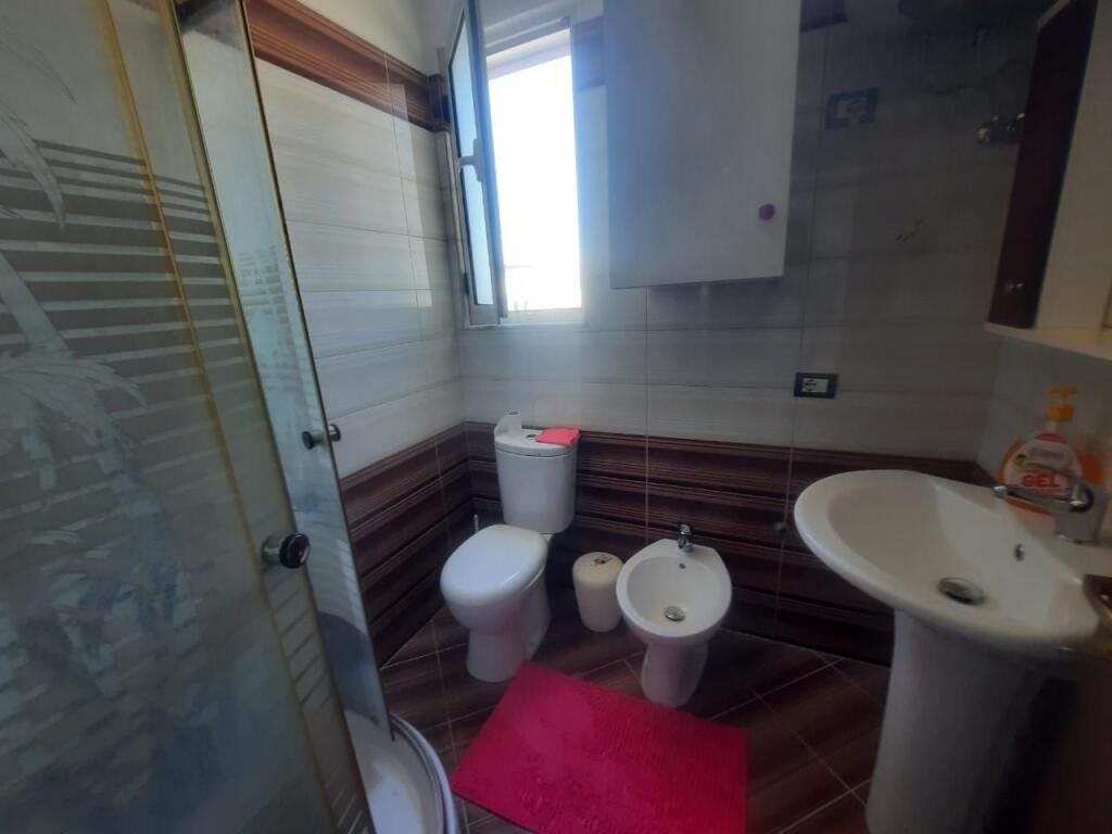 Jepet apartament me qera 1+1 spitali  durres