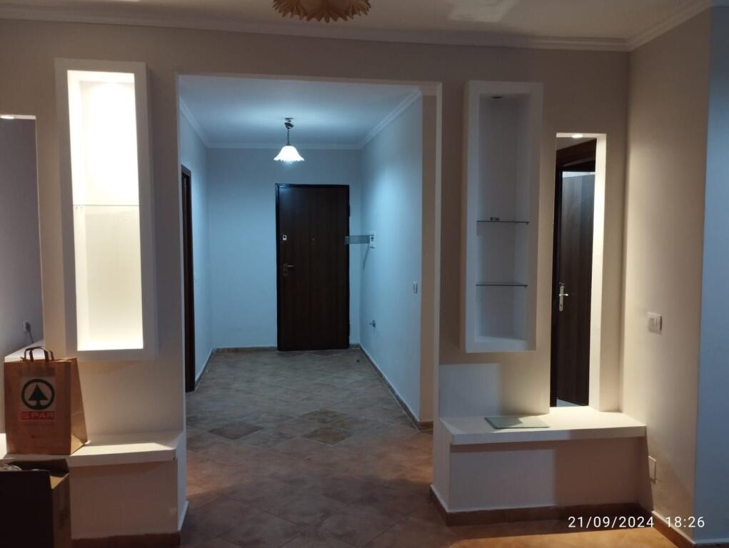 Jepet me qera apartament 2+1 te Rruga e Kavajes prane qendres Globe.