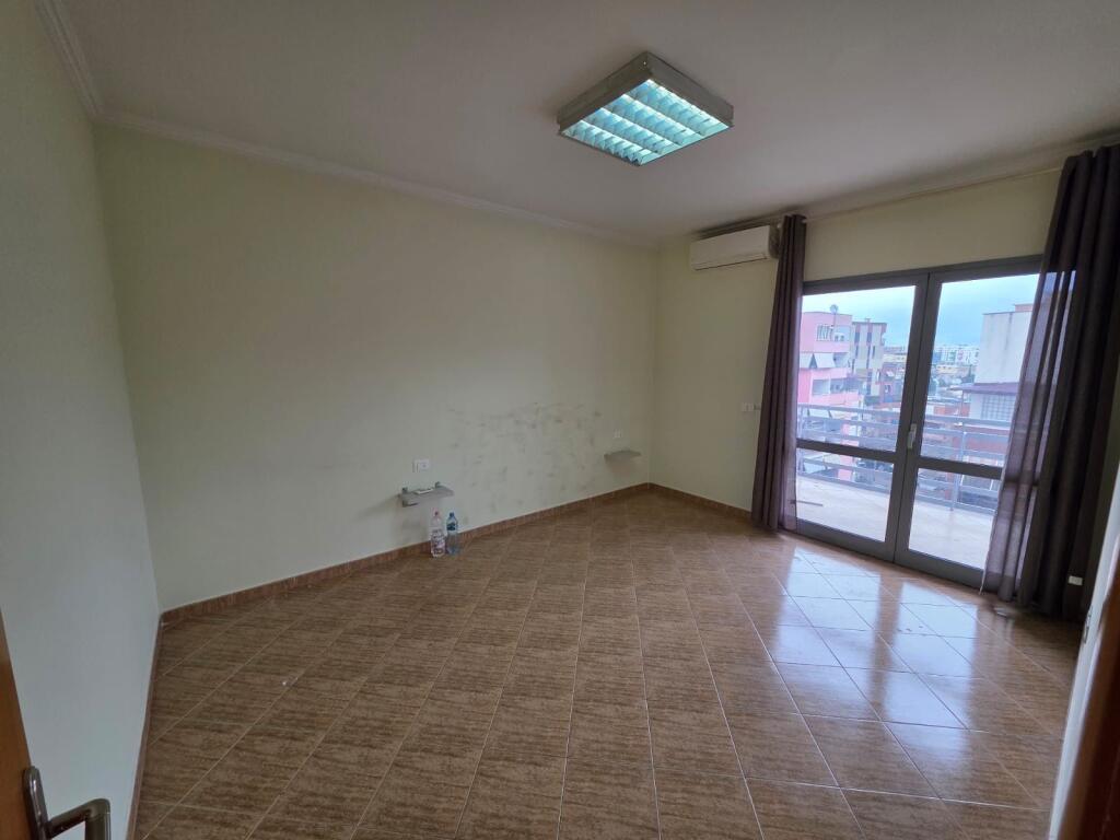 Affittasi Locale per Ufficio 2+1+2 Bagni + 1 Balcone