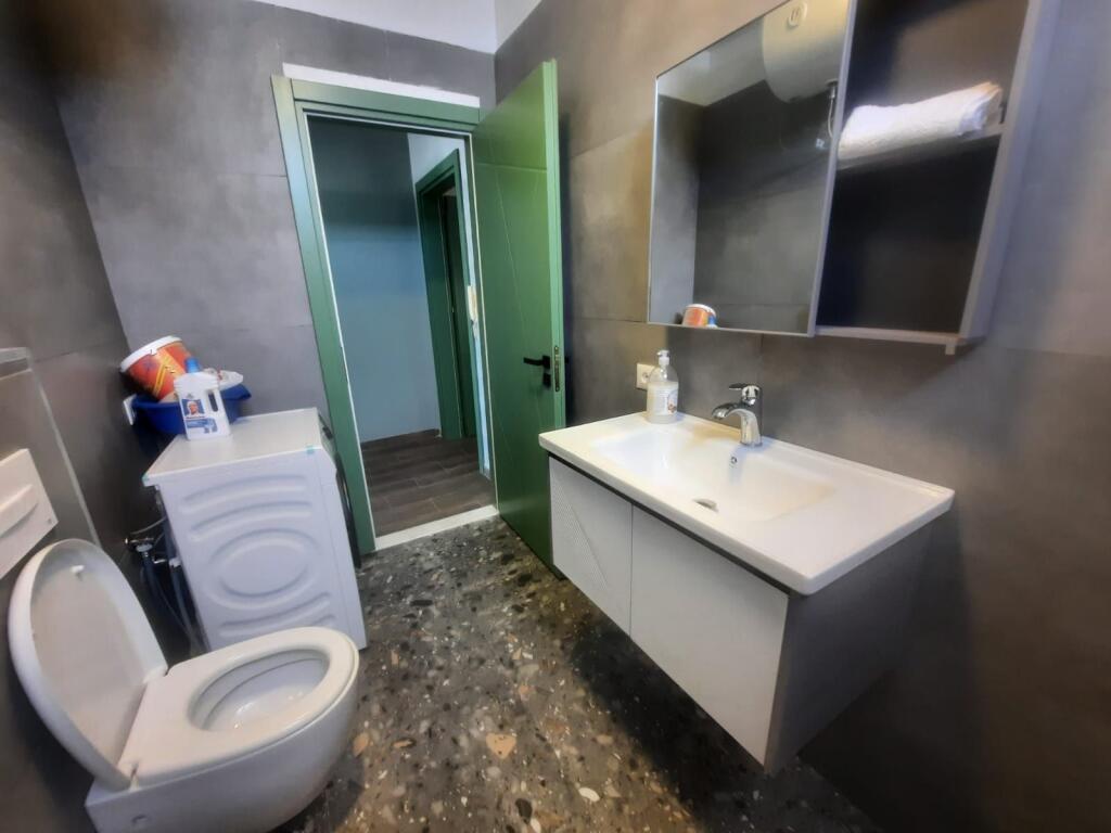 Jepet apartament me qera 1+1 qender durres