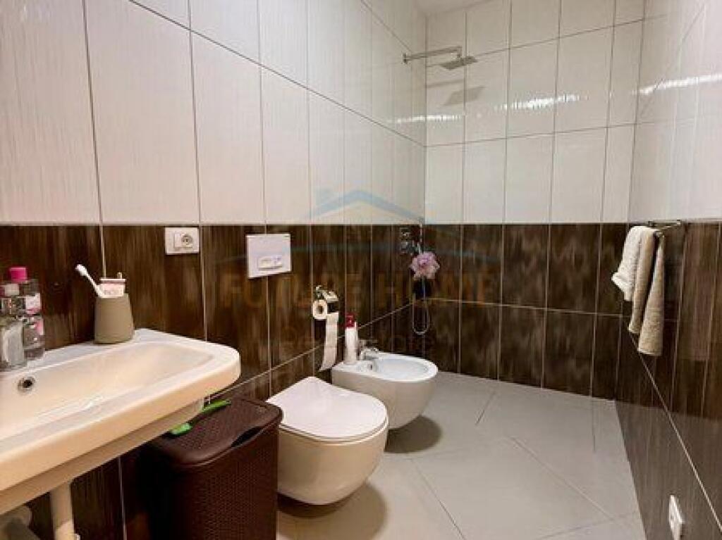 Shitet, Apartament 2+1, Rruga e Barrikadave, Tiranë