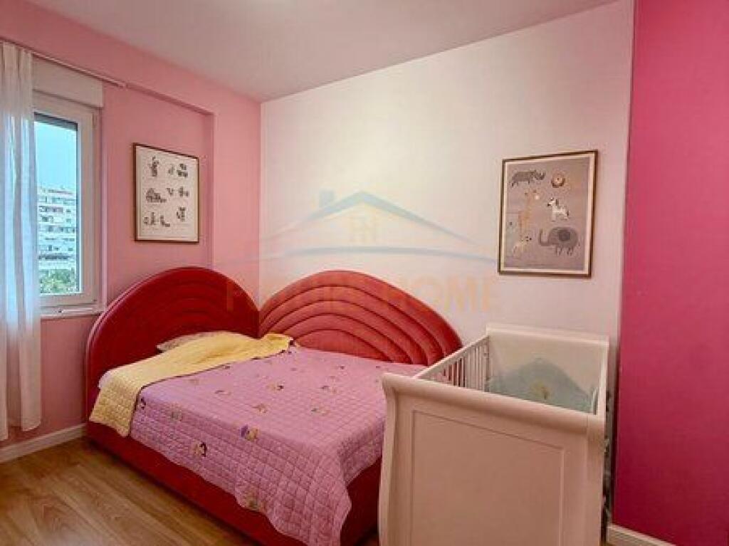 Shitet, Apartament 2+1, Rruga e Barrikadave, Tiranë