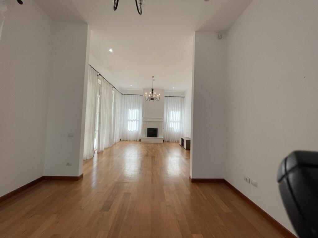 🏡 Rolling Hills Residence – Vilë me Qira, pranë TEG 🌿