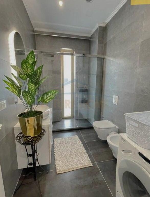 Qira, Apartament 2+1+Post parkimi, prane Air Albania,Tirane.