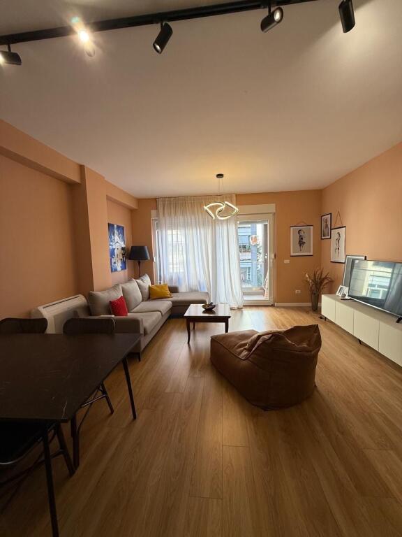 Apartament 2+1+2 per shitje te Rruga e Barrikadave