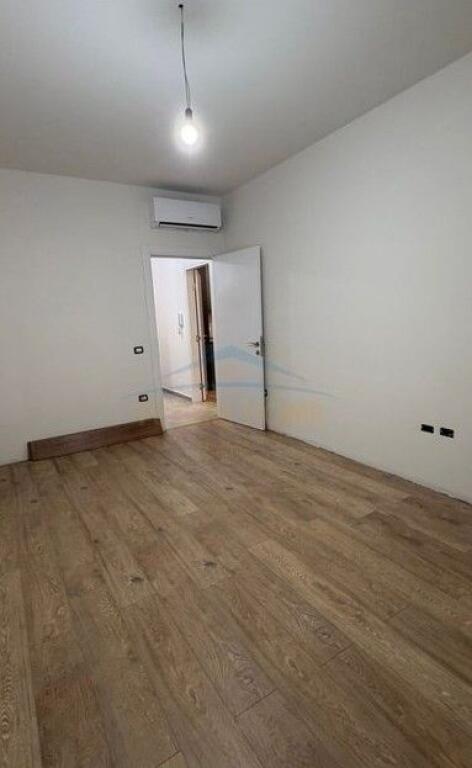 Office space for rent at Komuna e Parisit