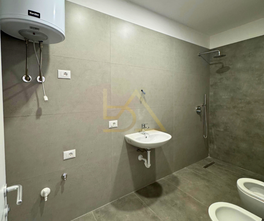 Shitet Apartament – Golem