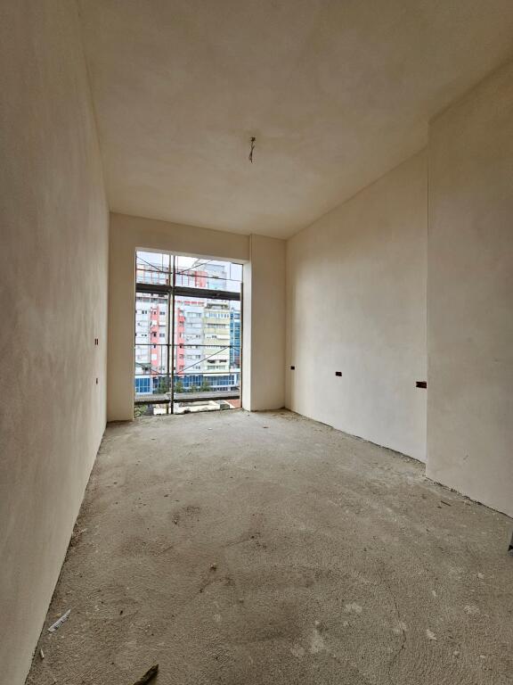 Shitet 2+1+2wc &amp; Ballkon + post parkimi  📍 Fusha e Aviacionit *( 170.000 Euro )* - Laprake | Ne Fazë Ndërtimi mbaron per 7 muaj. Kati 4