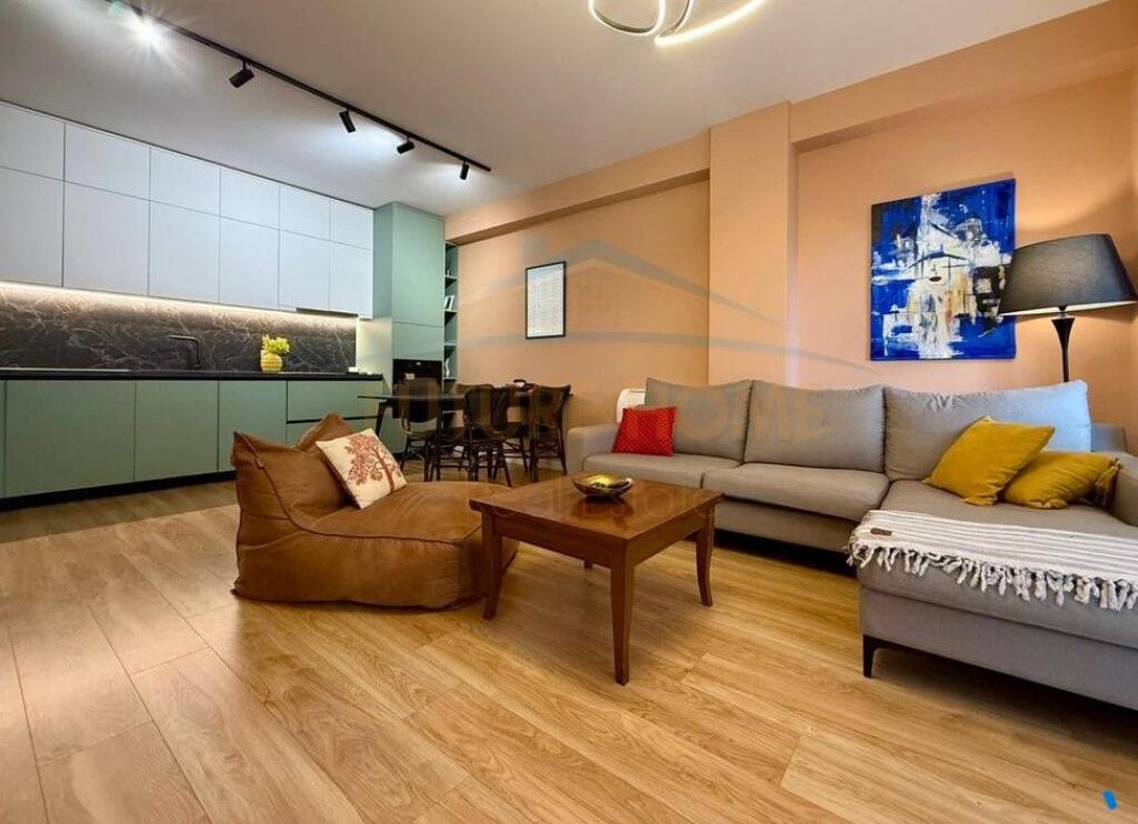 SHITET APARTAMENT 2+1 RRUGA E BARRIKADAVE