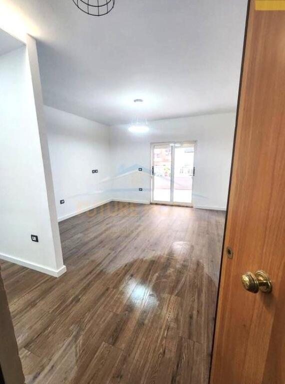 • Mundesi shitje me KREDi , Apartament 1+1 + Verande , Komuna Parisit , perballe "Ola Fast"