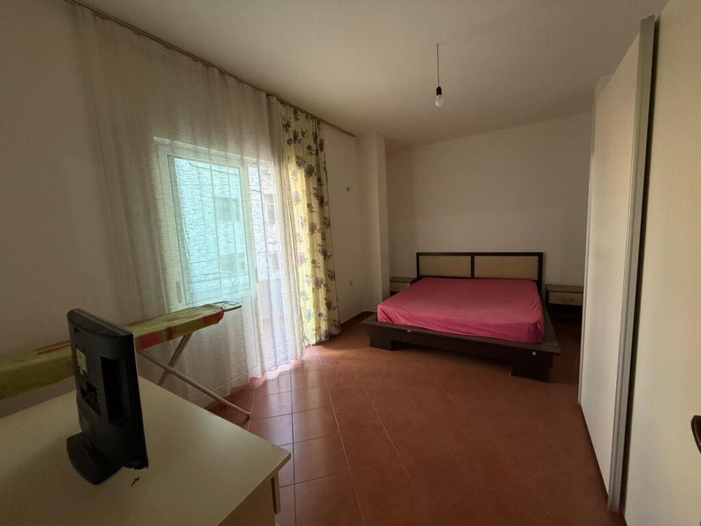 Apartament 2+1 per qira te Nen Kalimi i Komunes se Parisit