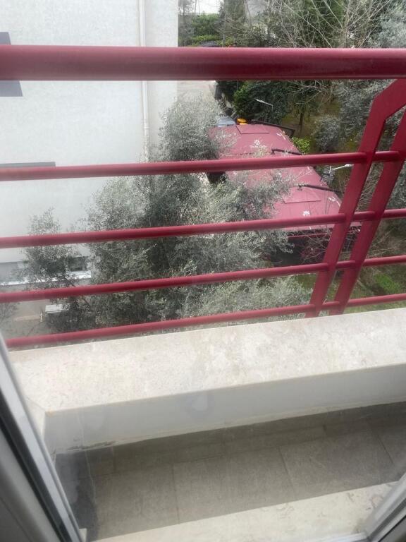 Shitet apart 2+1 te Liqeni i Thate