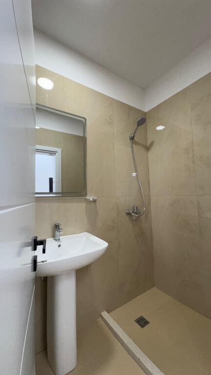 Super ap 2+1 tek 21-dhjetori ( ndre mjeda )