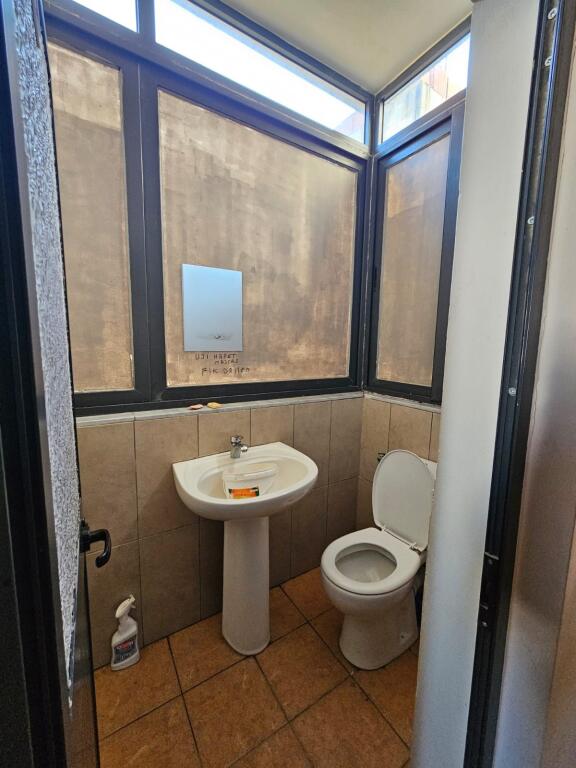 JEPET ME QIRA AMBJENT BIZNESI 180m²