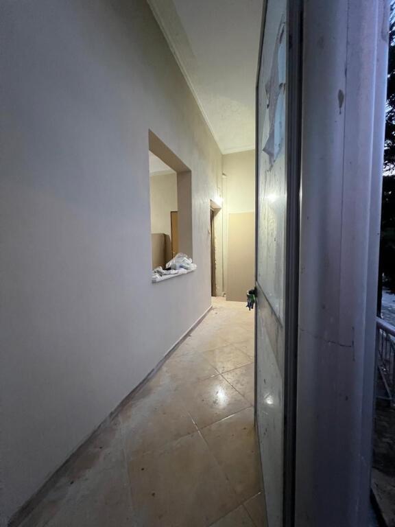 GOLEM GARSONIERE ME BALLKON, HYRJE TE VECUAR