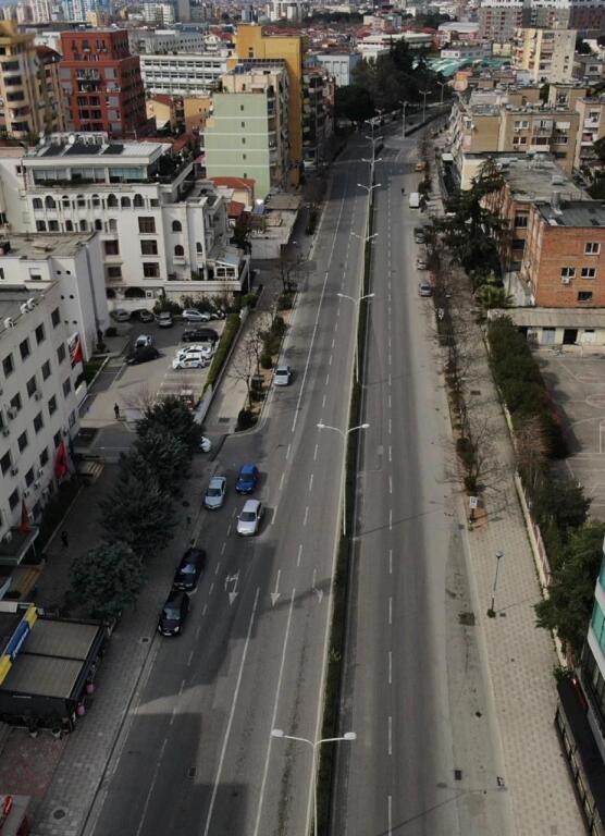 Negozio in affitto - Via principale. Sup 40m2 (vicino a Oslos 21-Dhjetori)