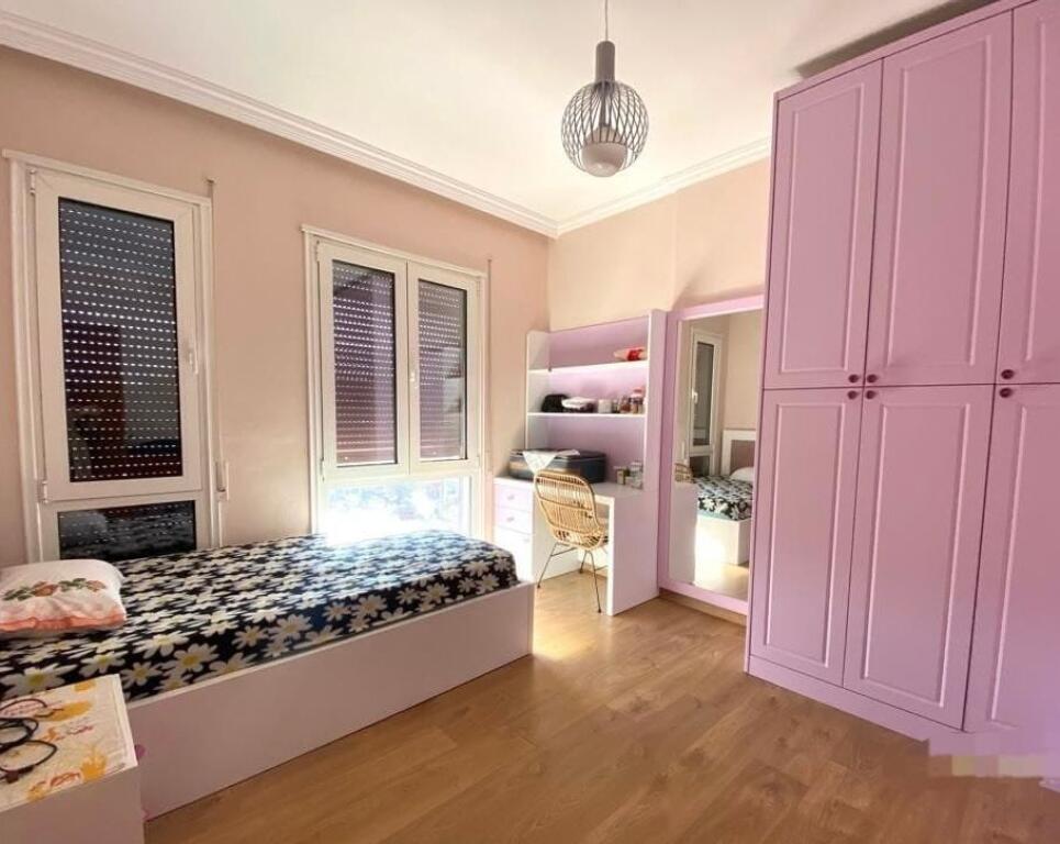 Shitet apartament 2+1 ne Kombinat