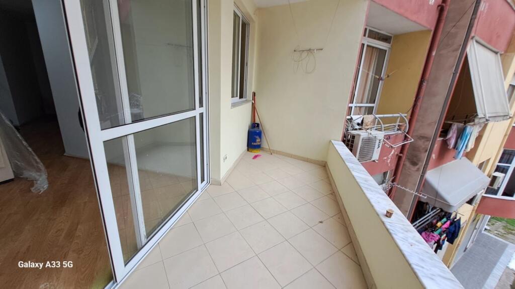 Apartament 1+1, Astir!