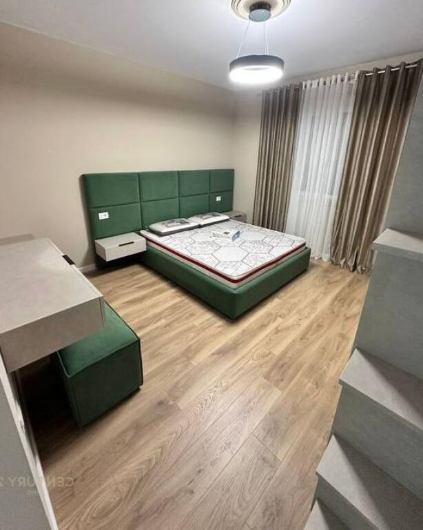 Shitet apartament 2+1+2