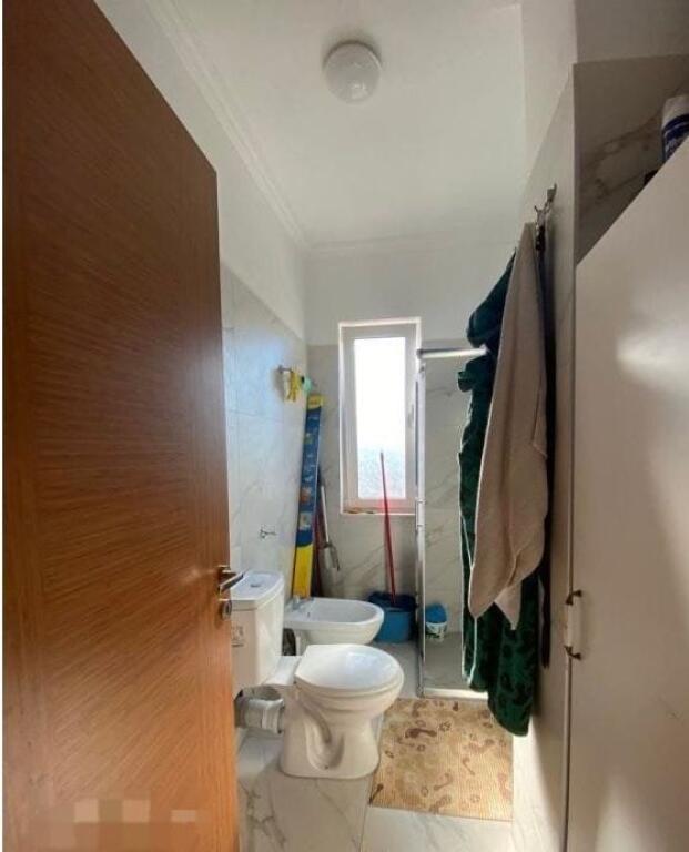 Shitet apartament 2+1 ne Kombinat