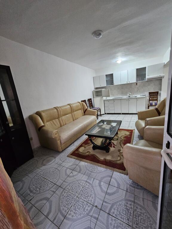 Apartament 2+1 për Qira – Zona e Spitalit