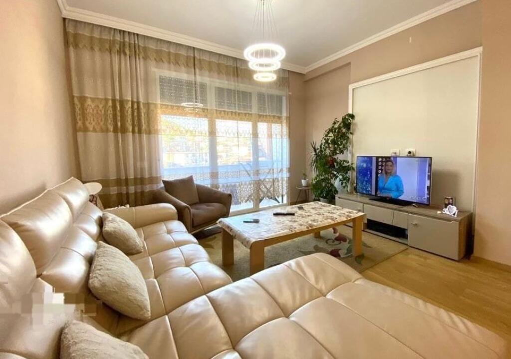Shitet apartament 2+1 ne Kombinat