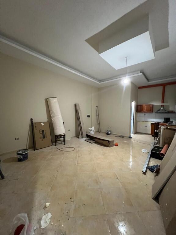 GOLEM GARSONIERE ME BALLKON, HYRJE TE VECUAR