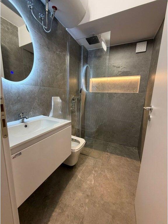 APARTAMENT 2+1 NE QIRA, TEK OXHAKU, TIRANE! 550 € /Muaj